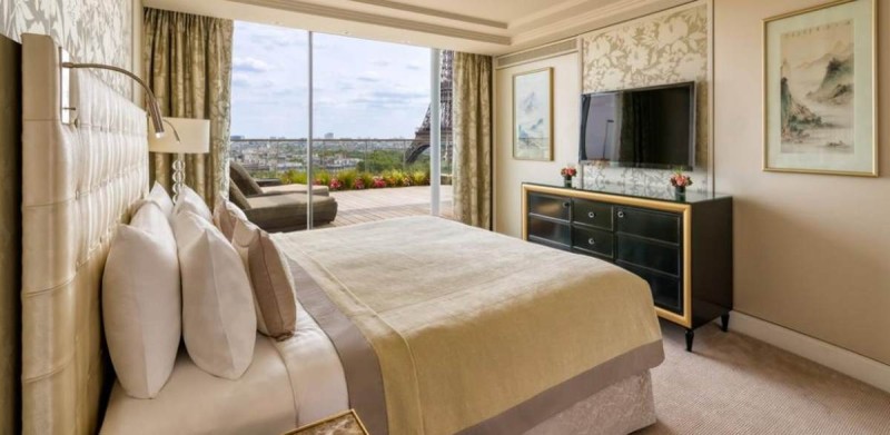 Κρεβάτι από δωμάτιο ξενοδοχείου στο Παρίσι