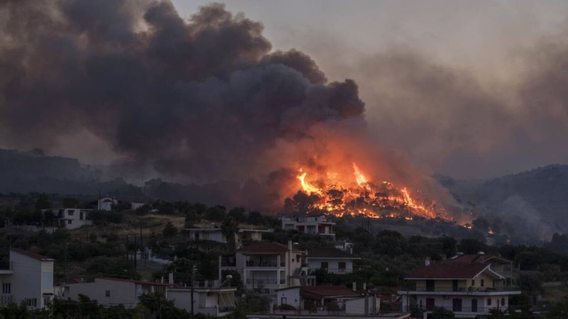 Πύρινη κόλαση στη Κόρινθο: Μαίνεται η μεγάλη φωτιά στο Καλέντζι - Ενισχύθηκαν οι πυροσβεστικές δυνάμεις