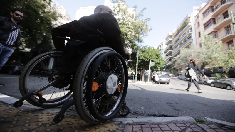 Μηχανή παρέσυρε γυναίκα σε αναπηρικό καροτσάκι - Πάγωσαν οι αυτόπτες μάρτυρες!