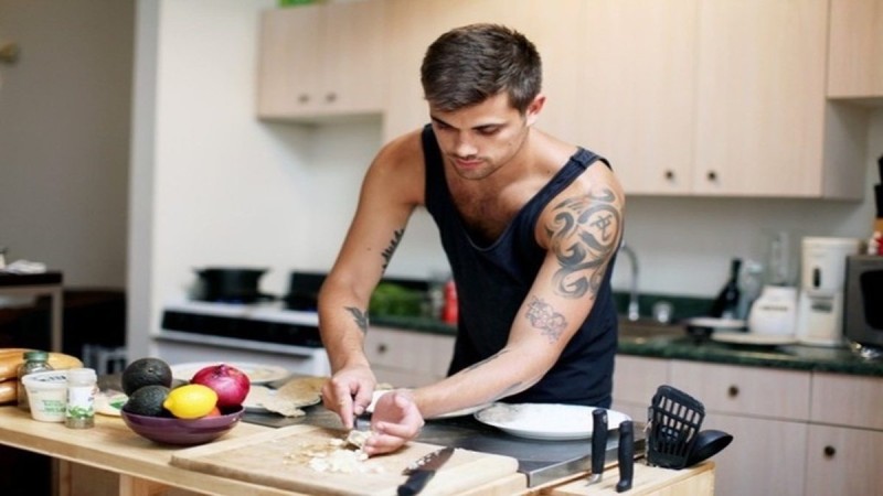 Οδηγός επιβίωσης στην κουζίνα: 4+1 εύκολες συνταγές για άντρες εργένηδες