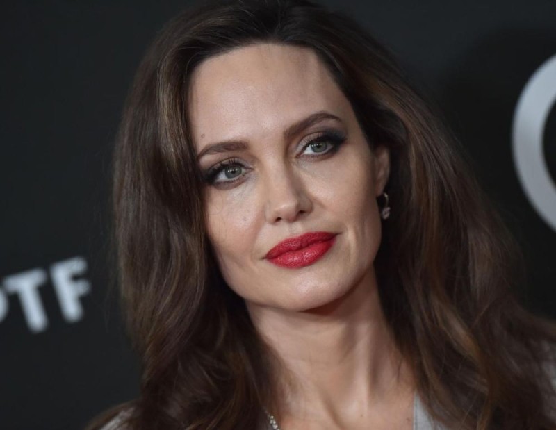 Η Angelina Jolie είναι επίσης bisexual