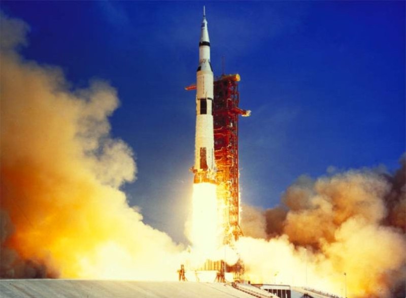 Εκτοξεύεται το διαστημόπλοιο Apollo 11, με τους αστροναύτες Νιλ Άρμστρονγκ, Μπαζ Όλντριν και Μάικλ Κόλινς, με προορισμό τη Σελήνη