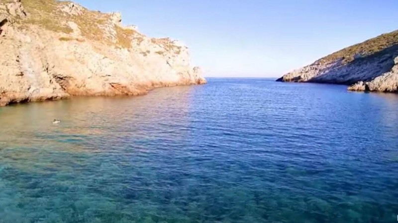 Αρμυρίχι: Η παραλία της Εύβοιας που θα σας εντυπωσιάσει με τα αιγαιοπελαγίτικα νερά και τους επιβλητικούς βράχους (Video)
