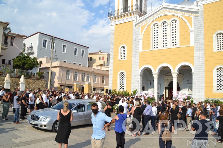  Καλαμάτα: Σπαραγμός και συγκίνηση στη κηδεία της μικρής Αναστασίας - Το λευκό φέρετρο και τα ροζ μπαλόνια