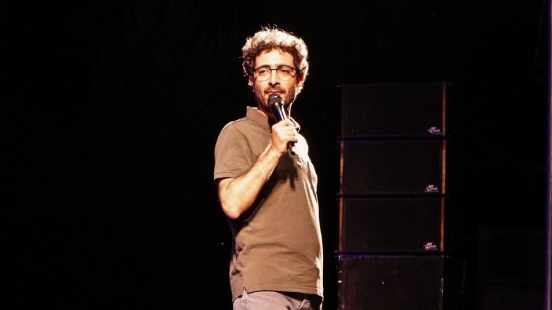 Ενθουσίασε το κοινό η Solo stand up comedy «Best Of» του Λάμπρου Φισφή