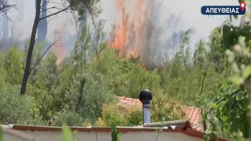 Καταστροφικές διαστάσεις παίρνει η φωτιά στη Σταμάτα: 
