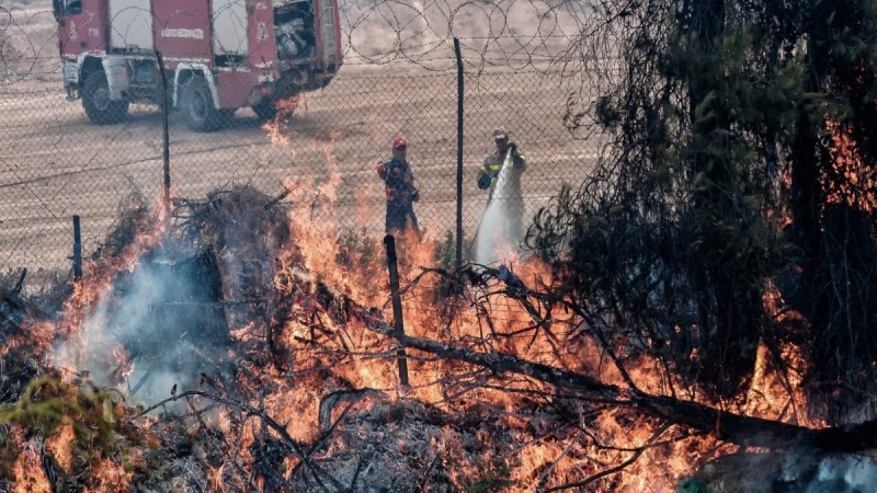 Φωτιά στη Σταμάτα: Εκκενώθηκε κατασκήνωση της Ροδόπολης