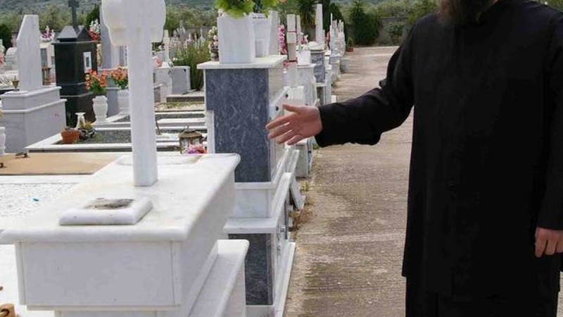 Χαμός με ιερέα στην Εύβοια: Άνοιξε το φέρετρο άνδρα που πέθανε από covid και ούρλιαζε πως δεν υπάρχει κορωνοϊός