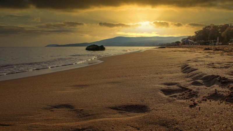 Αυτή είναι η παραλία με τα κρυστάλλινα νερά στην Αττική που οι περισσότεροι δε γνωρίζουν (Video)