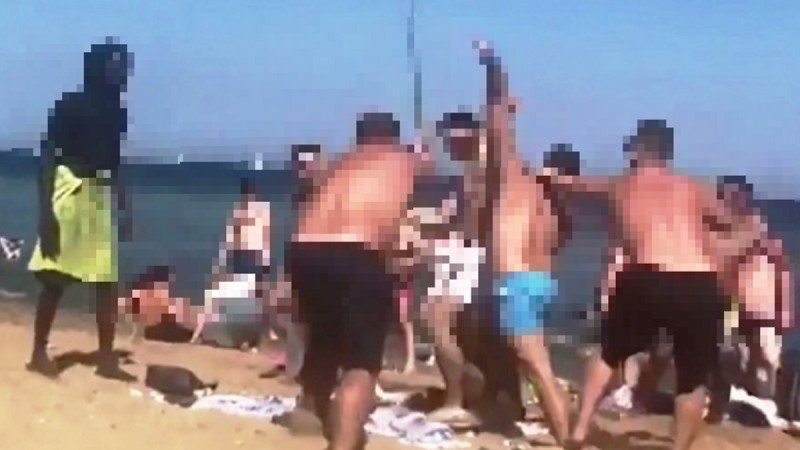 «Γης Μαδιάμ» σε παραλία: Γονείς πιάστηκαν στα χέρια μπροστά στα παιδιά τους - Αδιανόητα σκηνικά