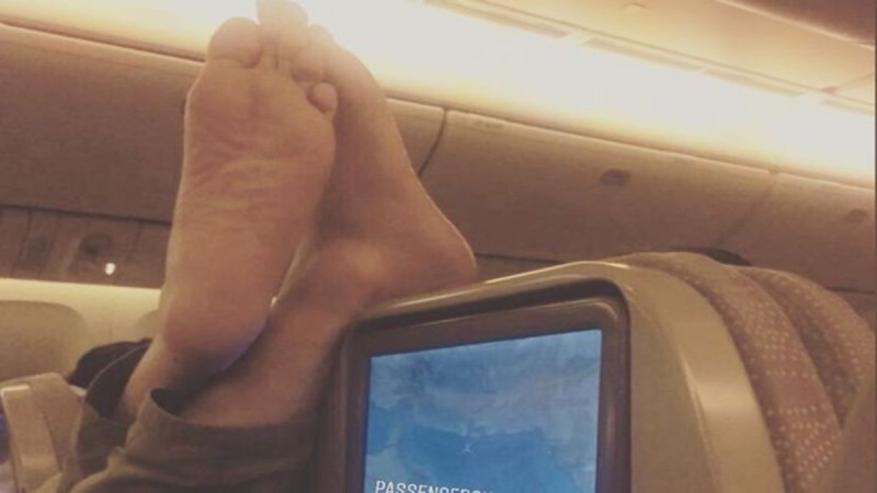 Τι να κάνεις στο αεροπλάνο όταν κάποιος βάλει τα πόδια του στο κάθισμά σου