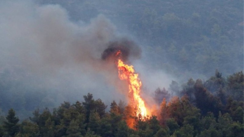 Μεγάλη φωτιά στη Σάμο - Υψηλός ο κίνδυνος πυρκαγιών στην χώρα