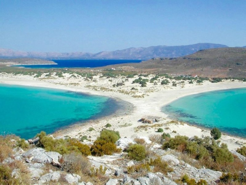  Στη νότια πλευρά της Ελαφονήσου απλώνεται η αμμουδιά από τον Φράγκο έως το Σαρακήνικο