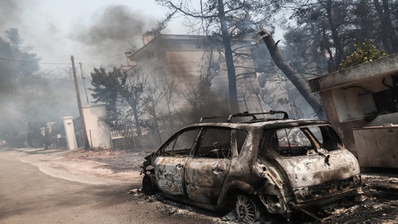 Φωτιά στη Σταμάτα: Τέσσερις προσαγωγές υπόπτων - Νέες εικόνες από τη πύρινη λαίλαπα