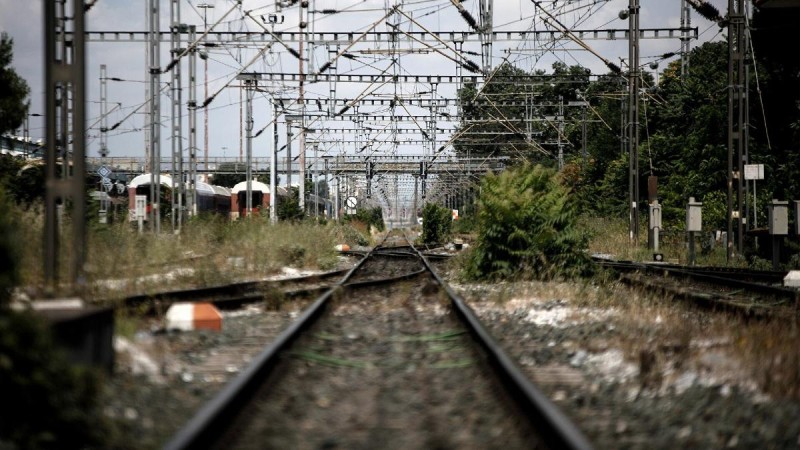 Θεσσαλονίκη: 70χρονη παρασύρθηκε από τρένο – Κρίσιμη η κατάσταση της υγείας της
