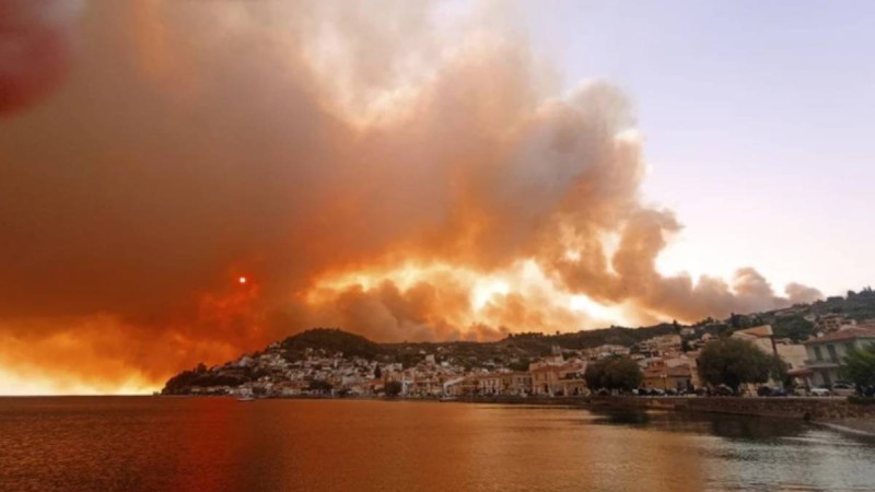 Φωτιά στην Εύβοια: Εκτός ελέγχου η πυρκαγιά – Εκκενώθηκαν κι άλλοι οικισμοί