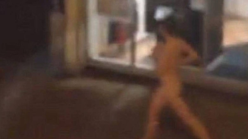 ANAΣΤΑΣΗ: Γυναίκα κυκλοφορούσε γυμνή στο κέντρο του Ναυπλίου!