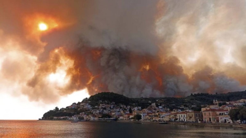 Φωτιά στην Εύβοια: Εκτός ελέγχου η πυρκαγιά - Εκκενώθηκαν κι άλλοι οικισμοί