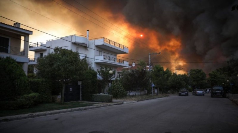 Πύρινος εφιάλτης στη Βαρυμπόμπη: «Μάχη» από αέρος και γης για να οριοθετηθεί - Ένα μέτωπο ενεργό - Κάηκαν 80 σπίτια