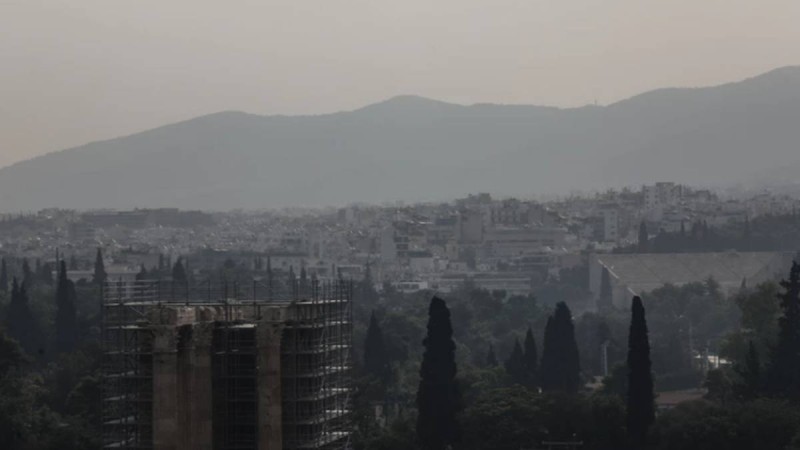 Μια Αθήνα 'θαμμένη' στις στάχτες