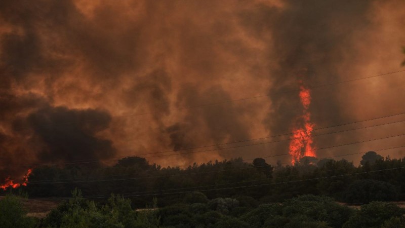 Φωτιά στην Αρχαία Ολυμπία: Με αναπνευστικά προβλήματα ένας πυροσβέστης, με εγκαύματα ένας πολίτης