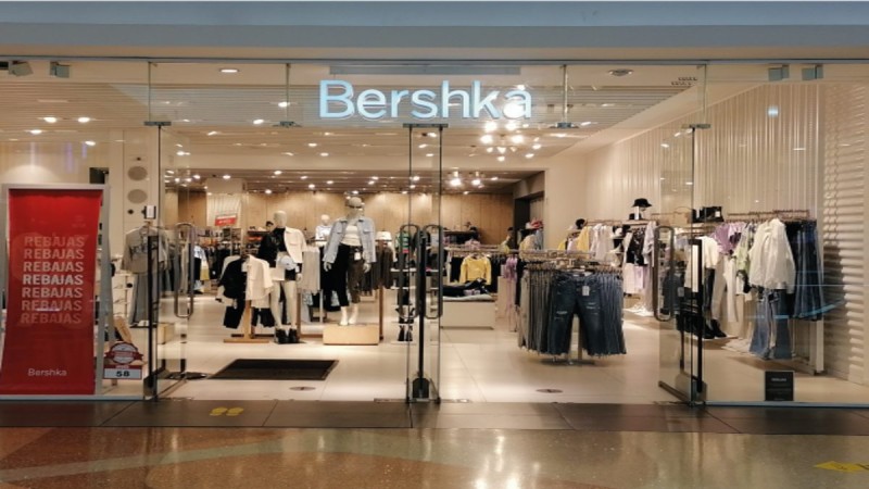 Bershka: Το καλοκαιρινό φόρεμα που θα σου λύσει τα χέρια κάνει μόνο 7.99€