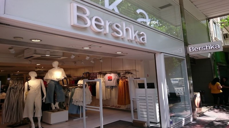 Bershka: Το θηλυκό μαύρο φόρεμα που σου χαρίζει κατευθείαν στιλ!