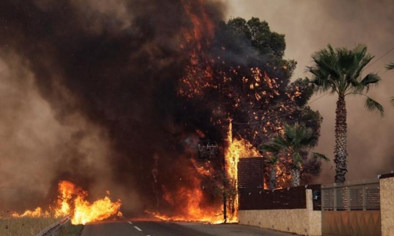 Πύρινος εφιάλτης στη Βαρυμπόμπη