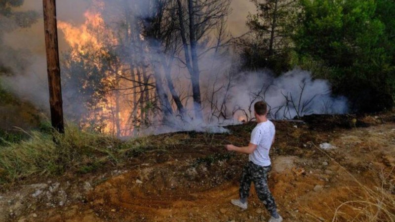 Στη φυλακή οι τρεις συλληφθέντες για τους εμπρησμούς σε Κρυονέρι, Πετρούπολη και Πεδίον του Άρεως