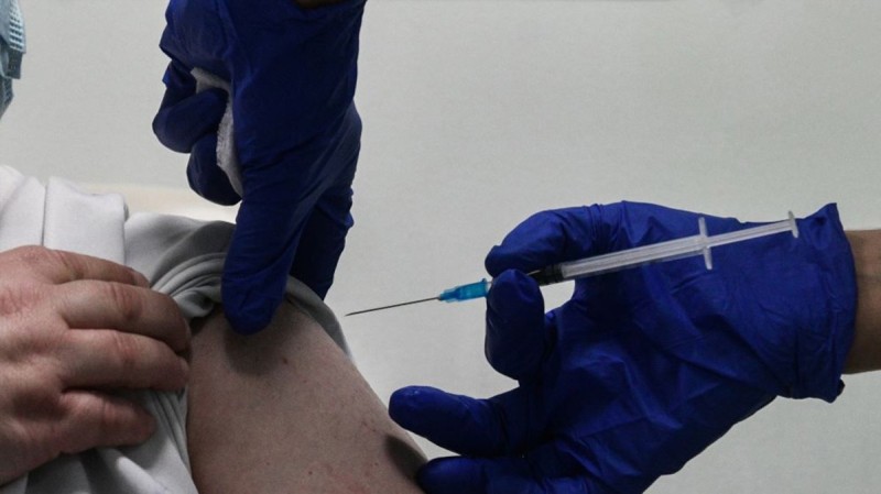 Κορωνοϊός: Αφόρητη πίεση στις ΜΕΘ - Ποιοι θα πρέπει να κάνουν τρίτη δόση εμβολίου