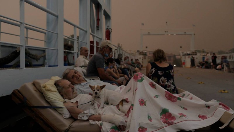 Φωτιά στην Εύβοια: Ανατριχιάζει η φωτογραφία ηλικιωμένου ζευγαριού - Η εικόνα καταστροφής από ψηλά