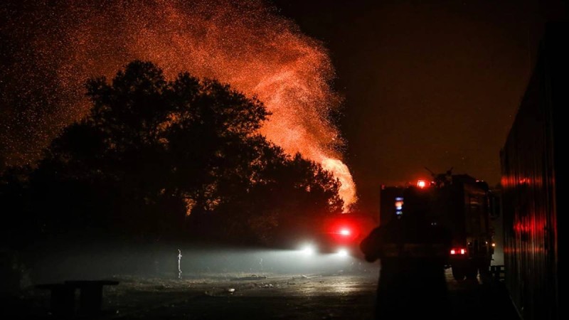 Φωτιά στη Βαρυμπόμπη: Νύχτα κόλαση, σηκώθηκαν τα εναέρια μέσα - Μεγάλη μάχη σε Κρυονέρι και ρέμα Χελιδονούς