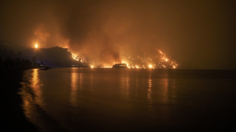 Απίστευτο: Απατεώνας πλησιάζει όσους έχασαν το σπίτι τους στις πυρκαγιές