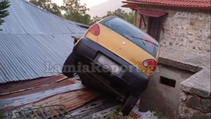 Τρελή κούρσα στη Φθιώτιδα: Αυτοκίνητο καρφώθηκε μέσα σε σπίτι
