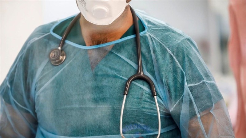 Κορωνοϊός: Έξαλλος γιατρός για τους αντιεμβολιαστές: «Κανείς δεν θέλει να σας αλλάξει το έρημο το DNA»