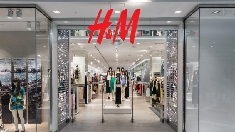 H&M: Μαύρο στενό φόρεμα που θα ενθουσιαστείτε! - Κοστίζει μόνο 9,99 €