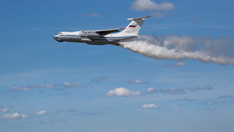 Φωτιά: Το πυροσβεστικό αεροσκάφος Ιλιούσιν εν δράσει – Δείτε να κάνει ρίψη 49 λίτρων νερού