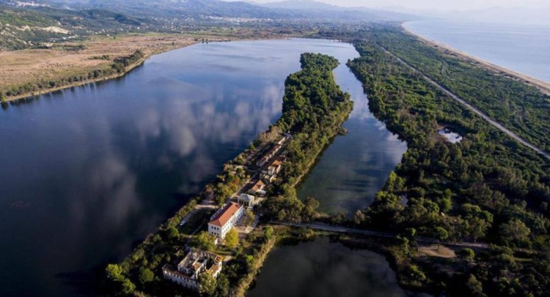 Η μαγευτική λίμνη με τα γαλαζοπράσινα νερά και το καταπράσινο τοπίο