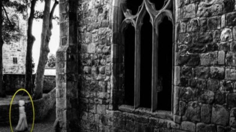 34χρονος έβγαλε φωτογραφία μεσαιωνικό κάστρο της Βρετανίας - Έπαθε σοκ όταν είδε στην κάμερα...