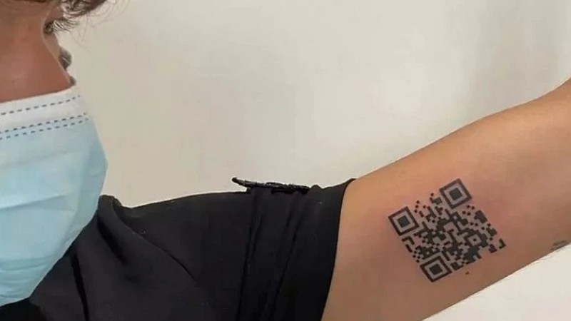 Ιταλία: Φοιτητής έκανε τατουάζ το υγειονομικό του πάσο