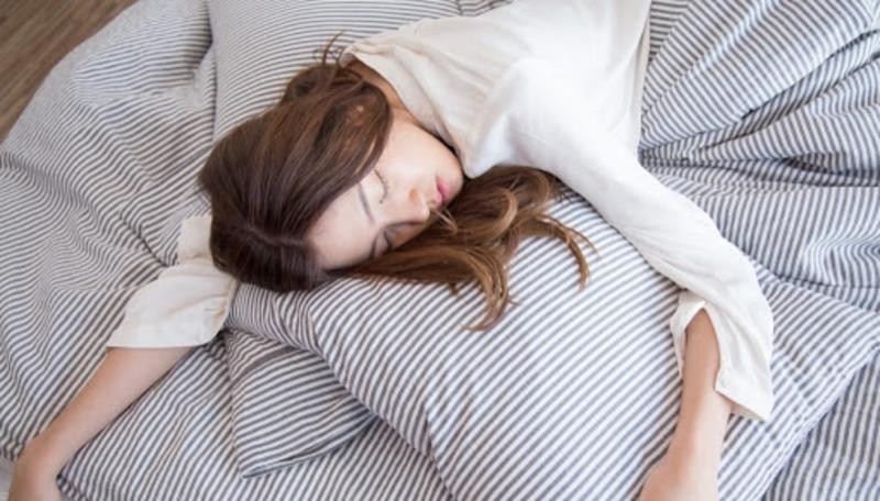 Απολαυστικός ύπνος χωρίς κλιματιστικό με αυτά τα… δροσερά tips!