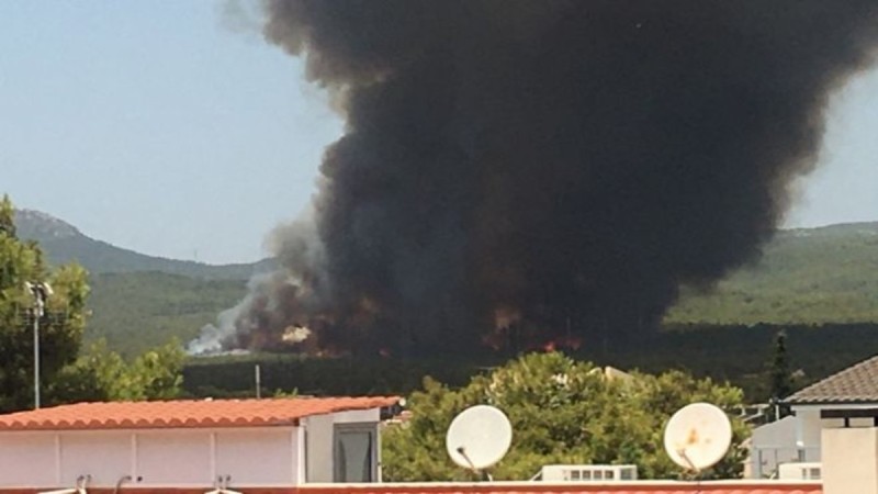 Ισχυρή φωτιά στη Βαρυμπόμπη: Μήνυμα από το 112 στους πολίτες