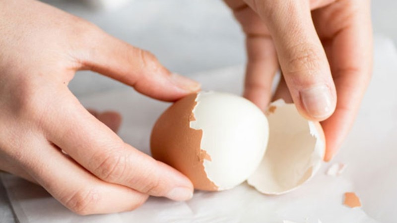 Αυγά: Το κόλπο που κάνει «παιχνιδάκι» το ξεφλούδισμά τους