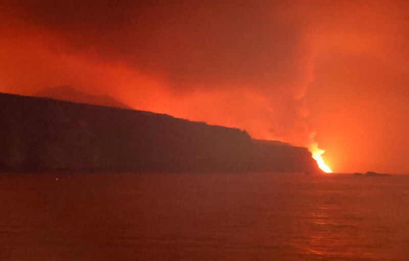 Απίστευτες εικόνες από την έκρηξη ηφαιστείου στη Λα Πάλμα: Η λάβα έφτασε στον Ωκεανό!