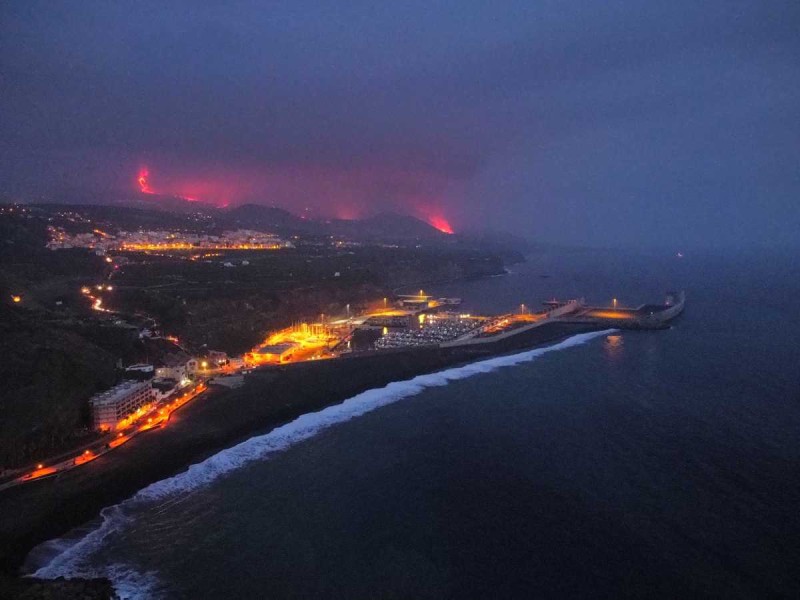 Απίστευτες εικόνες από την έκρηξη ηφαιστείου στη Λα Πάλμα: Η λάβα έφτασε στον Ωκεανό!