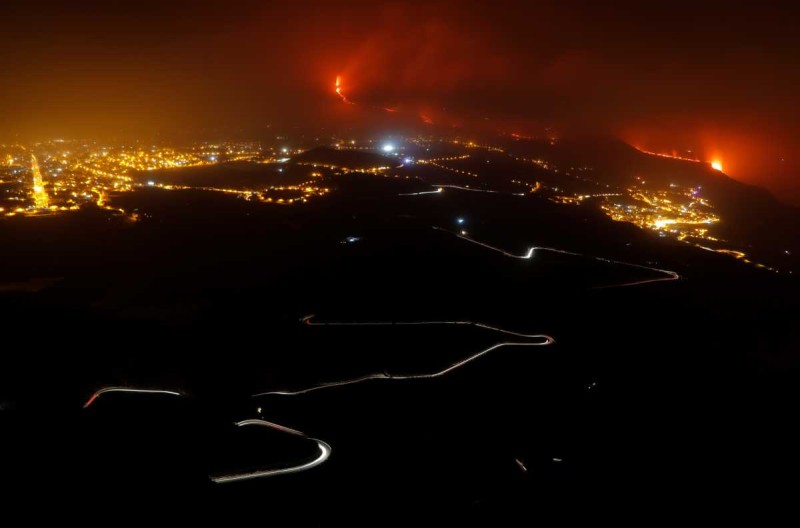 Απίστευτες εικόνες από την έκρηξη ηφαιστείου στη Λα Πάλμα: Η λάβα έφτασε στον Ωκεανό!