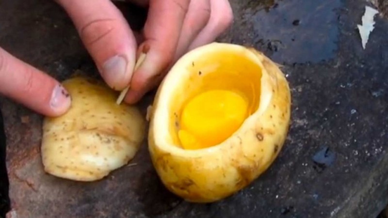 Πήρε ένα αβγό και το έριξε μέσα στην πατάτα - Όταν καταλάβετε γιατί θα το κάνετε κι εσείς συνέχεια