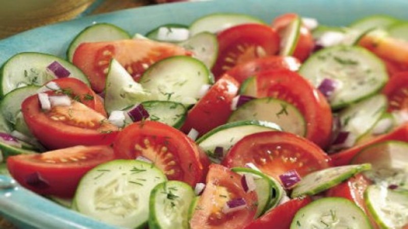 Κινδυνοι για την υγεια αν τρώτε μαζί αγγούρι, ντομάτα και κρεμμύδι