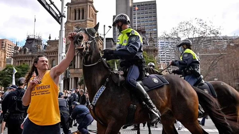 Απίστευτο: Αρνητής διαδηλωτής ρίχνει μπουνιά σε άλογο!