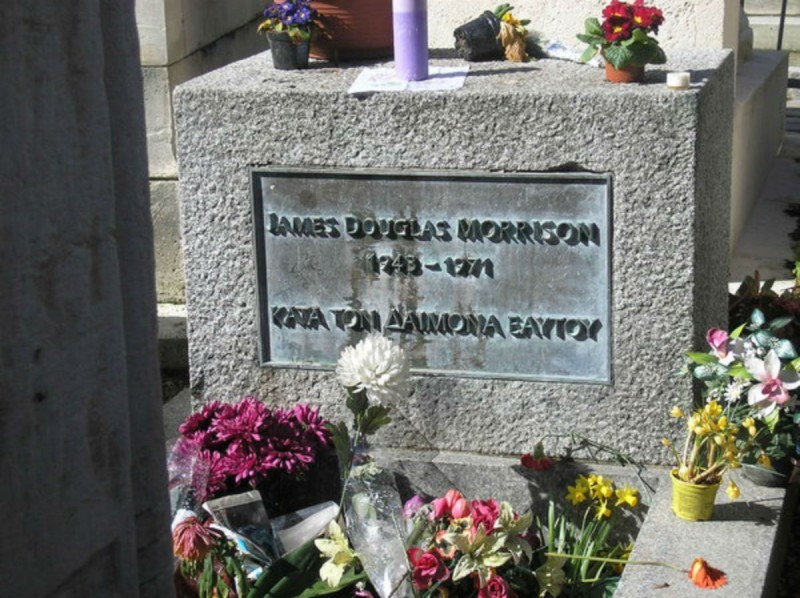  Τι σημαίνει η ελληνική φράση που υπάρχει στον τάφο του Τζιμ Μόρισον;